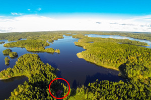Lufaufnahme: Wie man sieht liegt das Haus in Alleinlage direkt am See Bunn in Schweden.
