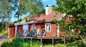 Vor dem Ferienhaus in Schweden am See befindet sich ein Terrasse mit Seeblick. 