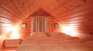 Doppelbett im Ferienhaus Smedjan in Schweden am See Bunn.