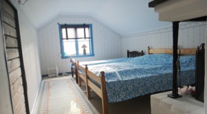 Das Kinderzimmer mit Kamin unseres Ferienhauses am Stora Nätaren.