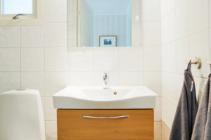 Modernes Badezimmer mit Dusche, WC und Waschbecken in unserem Schweden Ferienhaus.