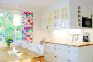 Die moderne Kche mit Geschirrspler und Seeblick verfgt ber alles was man in einem Schweden Ferienhaus am See bentigt.