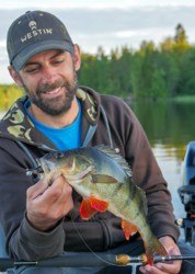 Barsch Angeln am See Bunn in Schweden an einem unser Ferienhuser in unserem 20 PS Alumacraft Alu Boot.