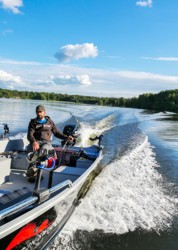 Eines unser 5,1m groen Alumacraft Aluminium Boote mit 20 PS die wir in Schweden vermieten.