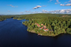 Flugbild vom südlichen Bunn in Schweden und unseren Ferienhäusern am See auf der Aspudden.