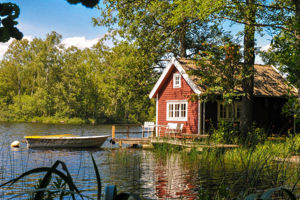 Das Ferienhaus Villa Kunterbunt in Schweden am See mit Zaun für 2 Familien und einen Urlaub mit Hund.