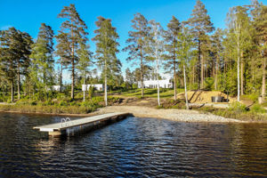 3 Ferienhäuser mit Seeblick in Schweden, nebeneinander ideal für 2 bis 3 gemeinsam reisende Familien oder große Gruppen mit bis zu 20 Personen.