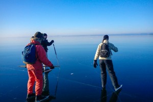 Eislaufen auf dem Vättern See im Winterurlaub in Schweden.