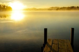 Der Steg des Ferienhauses Eken im Sonnenaufgang in Alleinlage am See Bunn in Schweden.