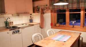 Die Küche des Ferienhauses in Schweden mit alter Kochmaschine.