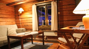 Das gemütliche Wohnzimmer unseres Ferienhauses Smedjan in Schweden am See Bunn.