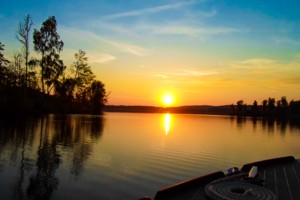 Der Sonnenuntergang ber dem See Bunn an unserem Ferienhaus in Schweden.