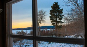 Der Blick aus dem Fenster der Sauna des Ferienhauses Visthusboden in Schweden.