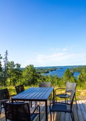 Schweden Ferienhaus in Aleeinlage mit Ausblick über den See Ören von der Terrasse.