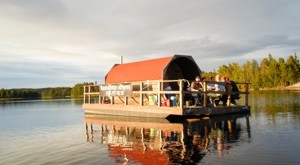 Die schwimmende Seesauna unserer Ferienhäuser in Schweden am See Bunn.