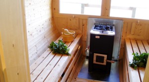 Innenansicht der schwimmenden See-Sauna am Feriehaus Smedjan im Schweden.