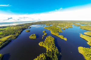 Luftbild vom Seensystem Bunn - Ören mit dem Vttern See und der Insel Visings im Hintergrund.